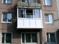 Застекленный балкон с раздвижными створками со срезкой парапета