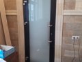 Дверь алюминиевая с матовым стеклом
